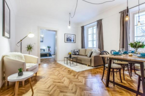 Old Town 2 BDR apartment, free coffee